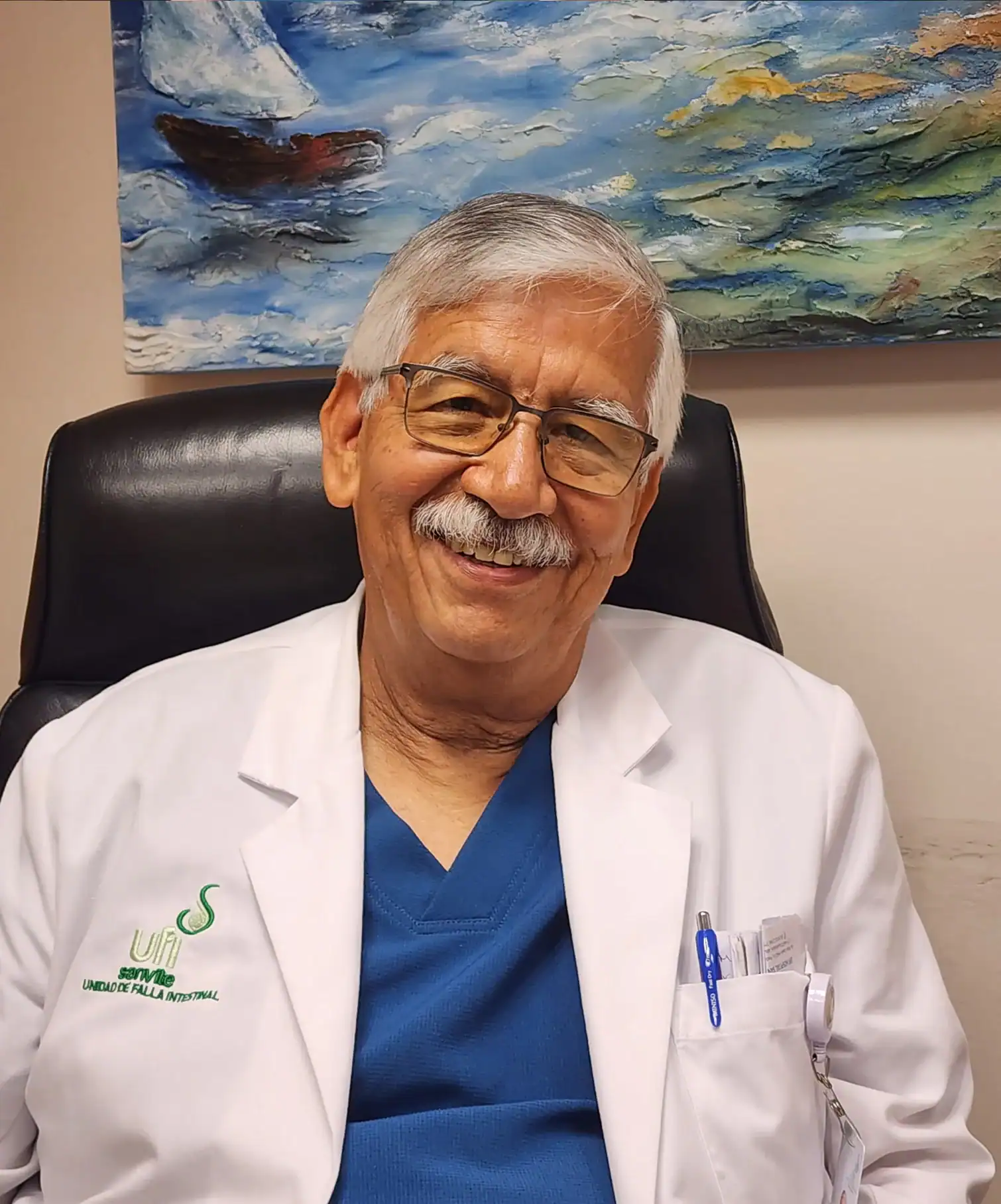 Doctor de Sanvite sonriendo durante consulta médica.