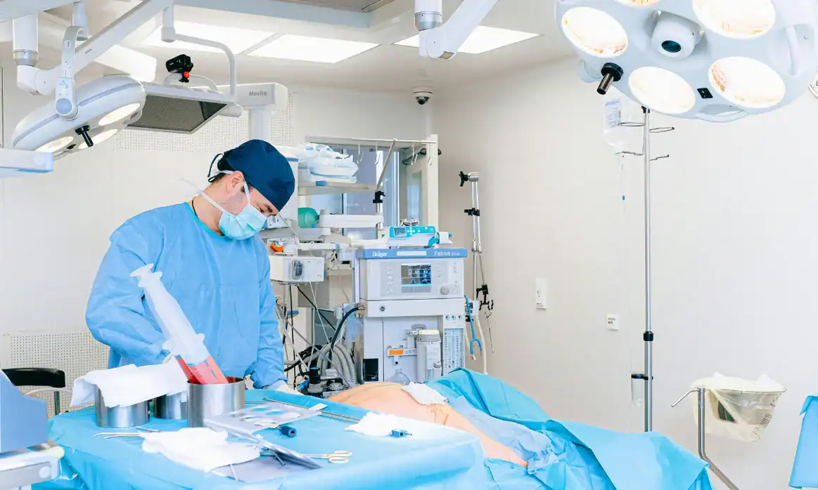 Equipo médico realizando cirugía de tracto gastrointestinal.