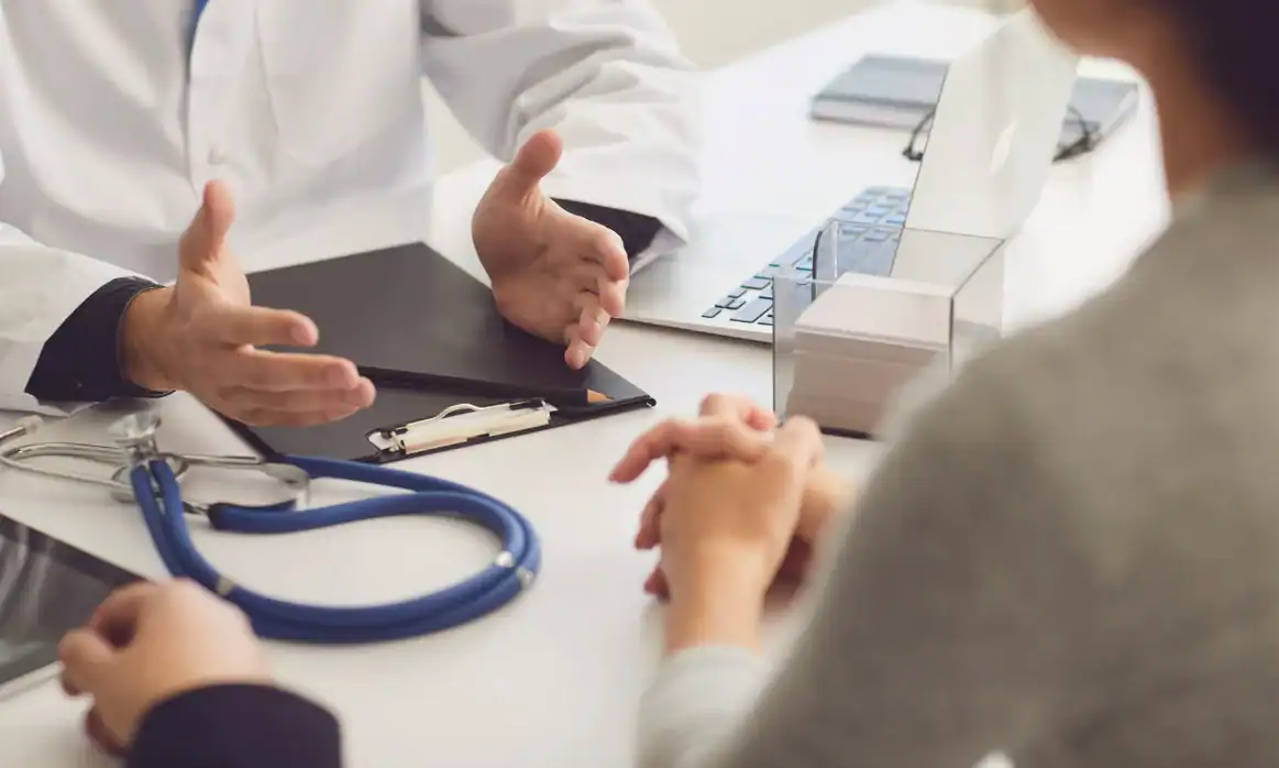 Médico de Sanvite brindando orientación a paciente durante consulta