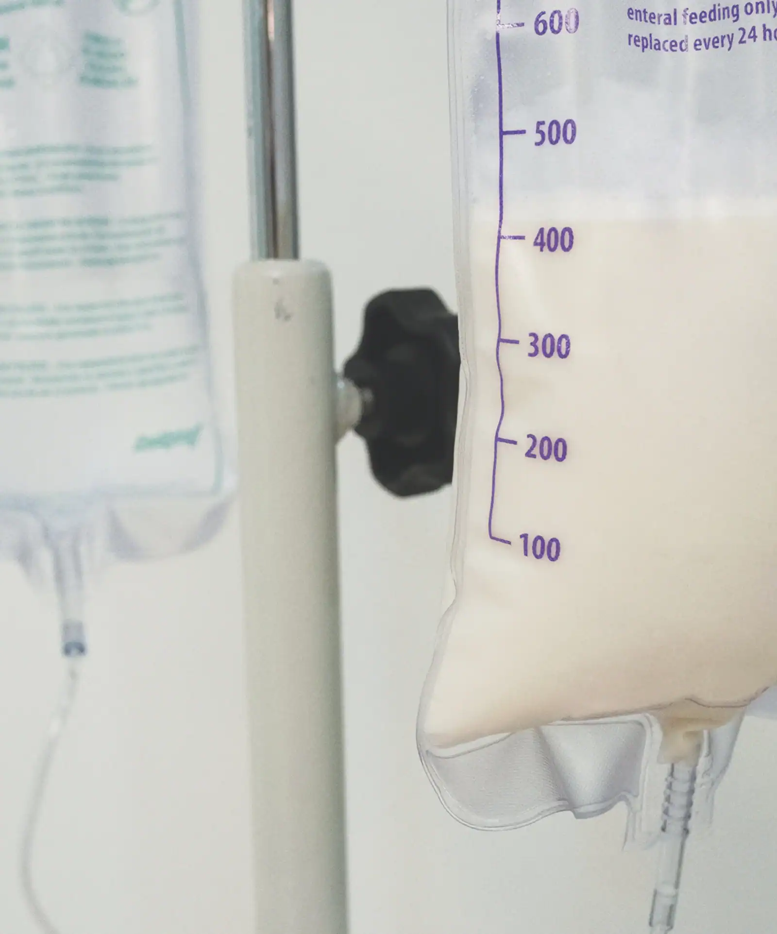 Bolsa de nutrición clínica utilizada en terapias de soporte nutricional a domicilio.