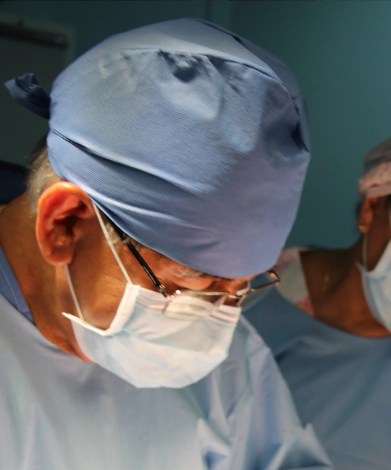 Cirujano de Sanvite realizando procedimiento quirúrgico especializado.