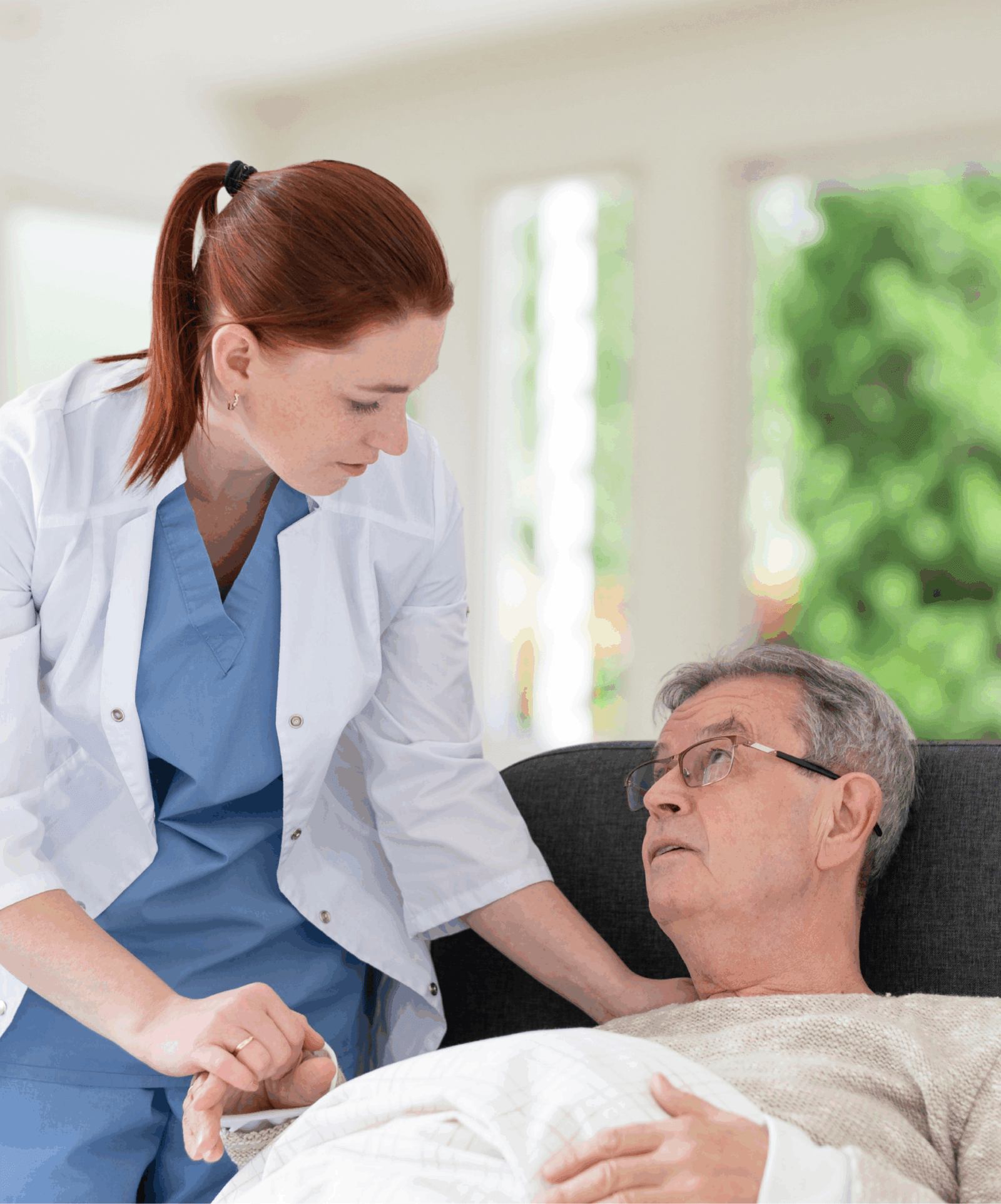 Profesional de Sanvite brindando atención médica y nutricional personalizada a un paciente