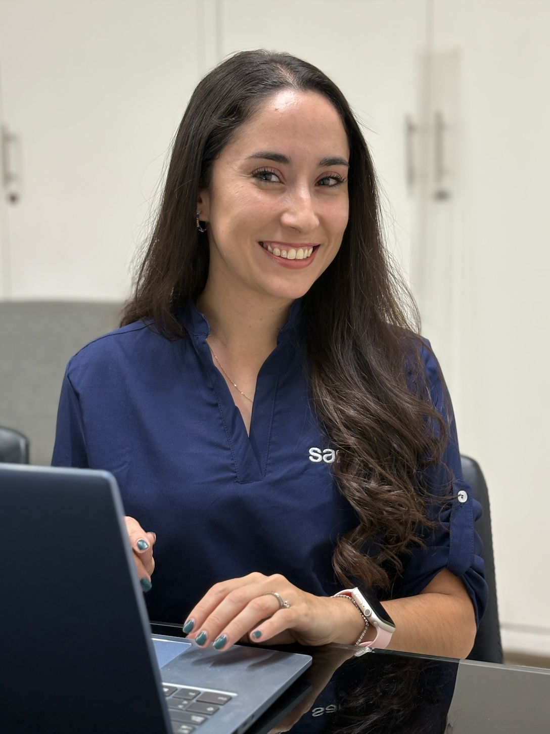 Asesora educativa de la clínica Sanvite, brindando atención personalizada en bienestar y salud.