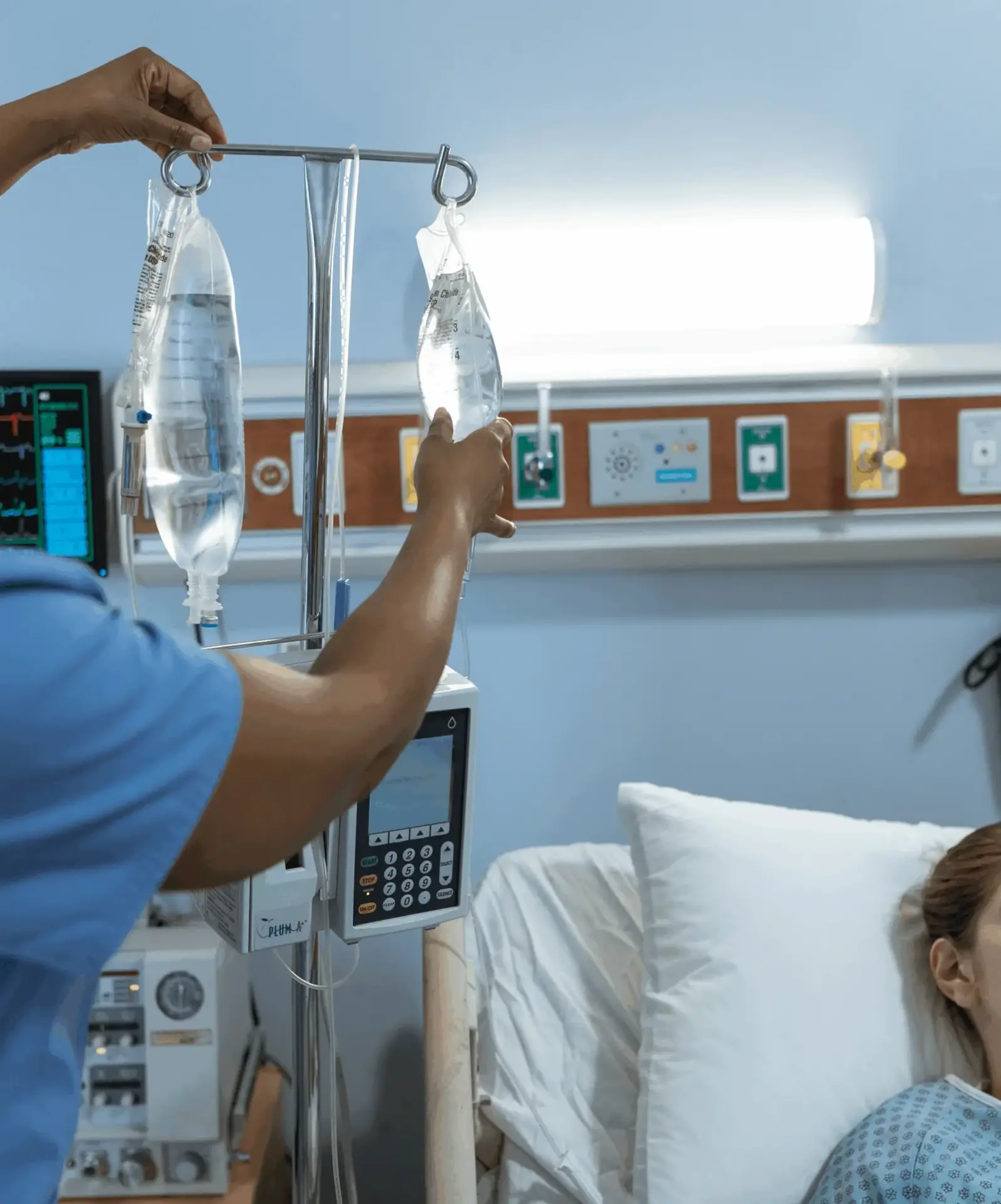 Profesional médico preparando terapia intravenosa en la clínica de nutrición y medicina funcional Sanvite